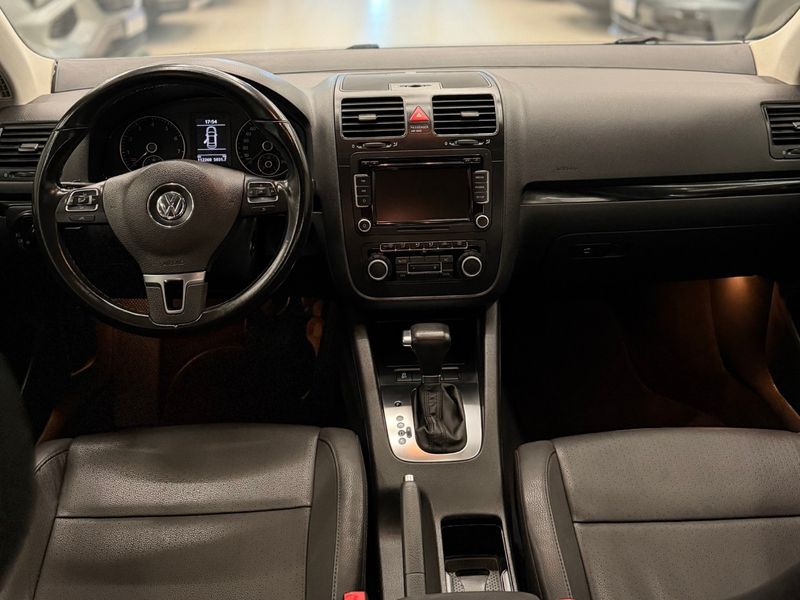 VOLKSWAGEN JETTA 2.5 I 20V 170CV TIPTRONIC 2010/2010 LEHMEN VEÍCULOS VENÂNCIO AIRES / Carros no Vale