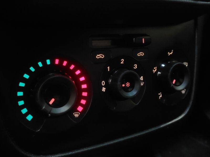 Fiat PUNTO 1.8 BLACKMOTION 16V FLEX 4P AUTOMATIZADO 2016/2017 BETIOLO NOVOS E SEMINOVOS LAJEADO / Carros no Vale