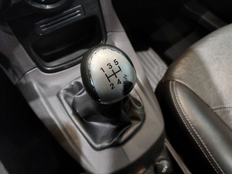 Ford FIESTA 1.6 TITANIUM HATCH 16V FLEX 4P MANUAL 2013/2014 BETIOLO NOVOS E SEMINOVOS LAJEADO / Carros no Vale Ford FIESTA 1.6 TITANIUM HATCH 16V FLEX 4P MANUAL 2013/2014 BETIOLO NOVOS E SEMINOVOS LAJEADO / Carros no Vale