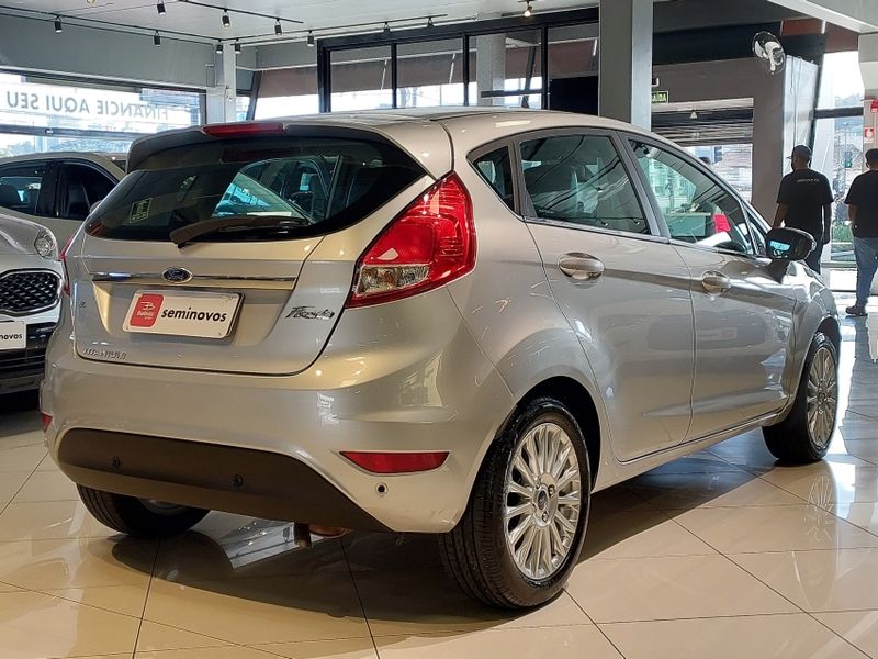 Ford FIESTA 1.6 TITANIUM HATCH 16V FLEX 4P MANUAL 2013/2014 BETIOLO NOVOS E SEMINOVOS LAJEADO / Carros no Vale Ford FIESTA 1.6 TITANIUM HATCH 16V FLEX 4P MANUAL 2013/2014 BETIOLO NOVOS E SEMINOVOS LAJEADO / Carros no Vale