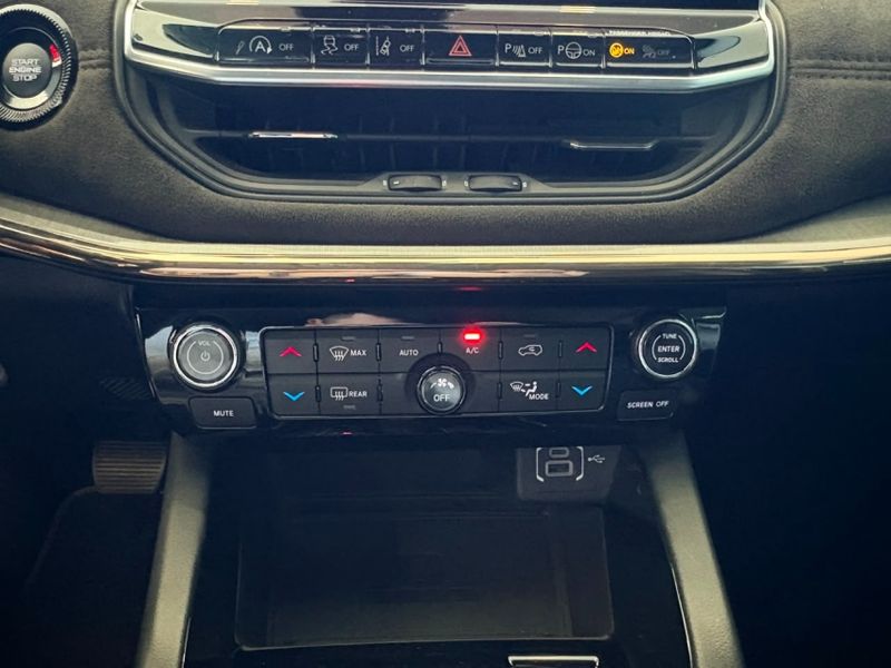 JEEP COMMANDER 1.3 T270 TURBO FLEX LIMITED AT6 2023/2023 BETIOLO NOVOS E SEMINOVOS LAJEADO / Carros no Vale JEEP COMMANDER 1.3 T270 TURBO FLEX LIMITED AT6 2023/2023 BETIOLO NOVOS E SEMINOVOS LAJEADO / Carros no Vale