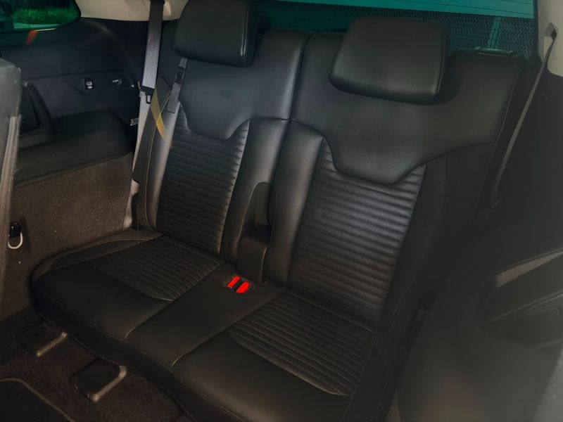 JEEP COMMANDER 1.3 T270 TURBO FLEX LIMITED AT6 2023/2023 BETIOLO NOVOS E SEMINOVOS LAJEADO / Carros no Vale JEEP COMMANDER 1.3 T270 TURBO FLEX LIMITED AT6 2023/2023 BETIOLO NOVOS E SEMINOVOS LAJEADO / Carros no Vale