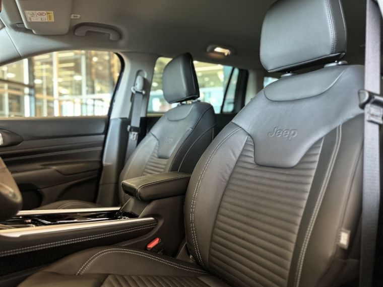 JEEP COMMANDER 1.3 T270 TURBO FLEX LONGITUDE AT6 2026/2027 BETIOLO NOVOS E SEMINOVOS LAJEADO / Carros no Vale