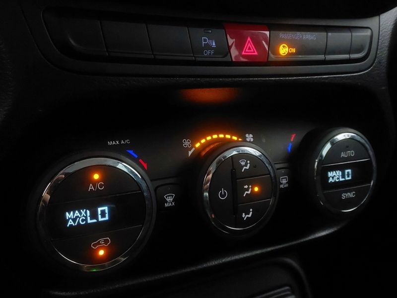 JEEP RENEGADE 1.8 16V FLEX LONGITUDE 4P AUTOMÁTICO 2015/2016 BETIOLO NOVOS E SEMINOVOS LAJEADO / Carros no Vale