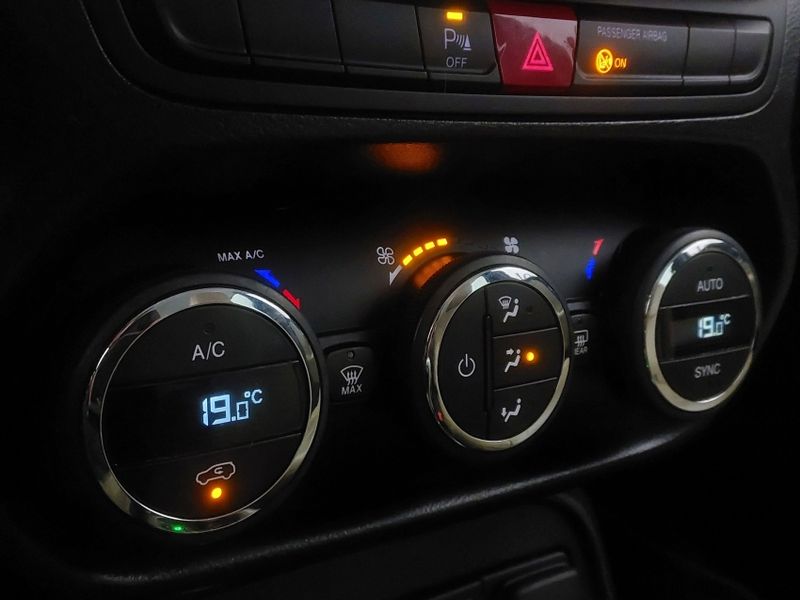 JEEP RENEGADE 2.0 16V TURBO DIESEL LONGITUDE 4P 4X4 AUTOMÁTICO 2016/2016 BETIOLO NOVOS E SEMINOVOS LAJEADO / Carros no Vale JEEP RENEGADE 2.0 16V TURBO DIESEL LONGITUDE 4P 4X4 AUTOMÁTICO 2016/2016 BETIOLO NOVOS E SEMINOVOS LAJEADO / Carros no Vale