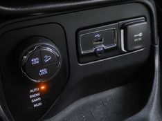 JEEP RENEGADE 2.0 16V TURBO DIESEL LONGITUDE 4P 4X4 AUTOMÁTICO 2016/2016 BETIOLO NOVOS E SEMINOVOS LAJEADO / Carros no Vale