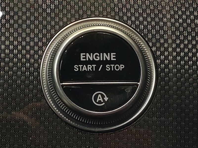 Mercedes-Benz C 300 2.0 EQ BOOST HÍBRIDO AMG LINE 9G-TRONIC 2024/2024 BETIOLO NOVOS E SEMINOVOS LAJEADO / Carros no Vale Mercedes-Benz C 300 2.0 EQ BOOST HÍBRIDO AMG LINE 9G-TRONIC 2024/2024 BETIOLO NOVOS E SEMINOVOS LAJEADO / Carros no Vale