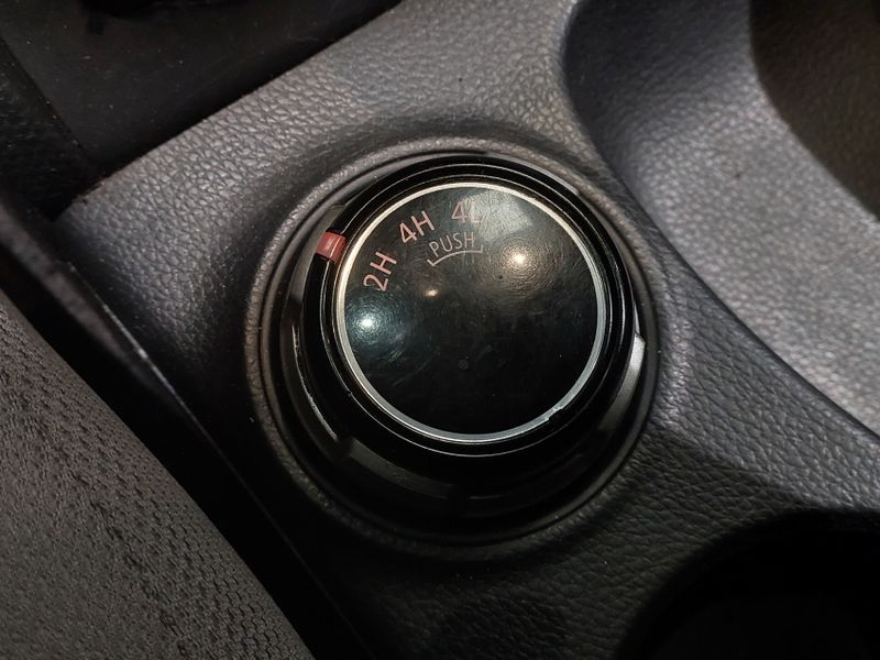 Mitsubishi L200 TRITON 2.4 16V TURBO DIESEL SPORT GLX CD 4P 4X4 MANUAL 2018/2018 BETIOLO NOVOS E SEMINOVOS LAJEADO / Carros no Vale Mitsubishi L200 TRITON 2.4 16V TURBO DIESEL SPORT GLX CD 4P 4X4 MANUAL 2018/2018 BETIOLO NOVOS E SEMINOVOS LAJEADO / Carros no Vale