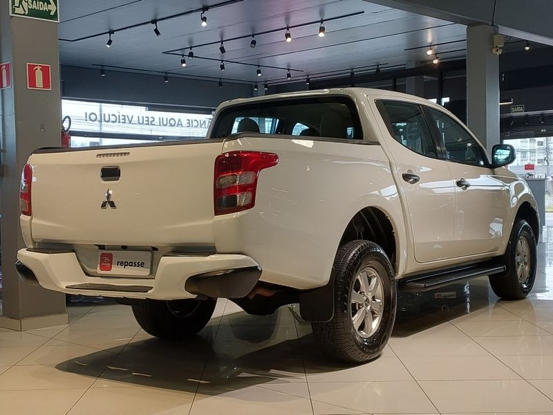 Mitsubishi L200 TRITON 2.4 16V TURBO DIESEL SPORT GLX CD 4P 4X4 MANUAL 2018/2018 BETIOLO NOVOS E SEMINOVOS LAJEADO / Carros no Vale Mitsubishi L200 TRITON 2.4 16V TURBO DIESEL SPORT GLX CD 4P 4X4 MANUAL 2018/2018 BETIOLO NOVOS E SEMINOVOS LAJEADO / Carros no Vale