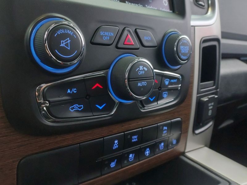 Ram CLASSIC 5.7 V8 GASOLINA LARAMIE CD 4X4 AUTOMÁTICO 2023/2023 BETIOLO NOVOS E SEMINOVOS LAJEADO / Carros no Vale Ram CLASSIC 5.7 V8 GASOLINA LARAMIE CD 4X4 AUTOMÁTICO 2023/2023 BETIOLO NOVOS E SEMINOVOS LAJEADO / Carros no Vale