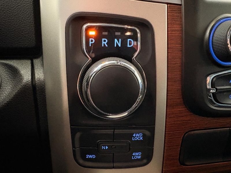 Ram CLASSIC 5.7 V8 GASOLINA LARAMIE CD 4X4 AUTOMÁTICO 2023/2023 BETIOLO NOVOS E SEMINOVOS LAJEADO / Carros no Vale Ram CLASSIC 5.7 V8 GASOLINA LARAMIE CD 4X4 AUTOMÁTICO 2023/2023 BETIOLO NOVOS E SEMINOVOS LAJEADO / Carros no Vale
