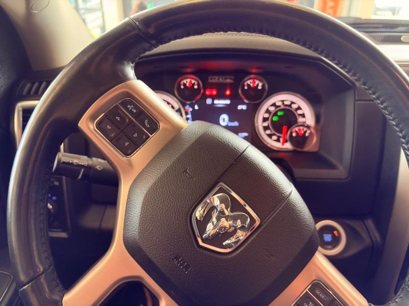 Ram CLASSIC 5.7 V8 GASOLINA LARAMIE CD 4X4 AUTOMÁTICO 2023/2023 BETIOLO NOVOS E SEMINOVOS LAJEADO / Carros no Vale Ram CLASSIC 5.7 V8 GASOLINA LARAMIE CD 4X4 AUTOMÁTICO 2023/2023 BETIOLO NOVOS E SEMINOVOS LAJEADO / Carros no Vale