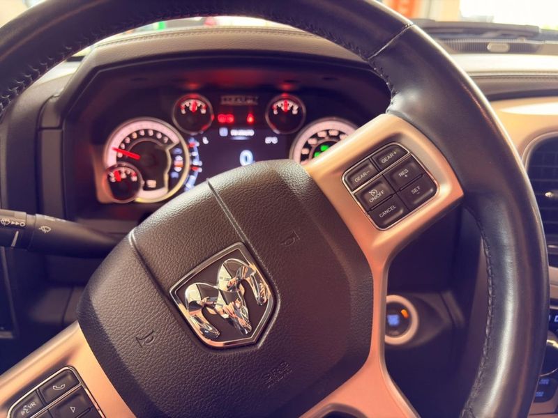 Ram CLASSIC 5.7 V8 GASOLINA LARAMIE CD 4X4 AUTOMÁTICO 2023/2023 BETIOLO NOVOS E SEMINOVOS LAJEADO / Carros no Vale Ram CLASSIC 5.7 V8 GASOLINA LARAMIE CD 4X4 AUTOMÁTICO 2023/2023 BETIOLO NOVOS E SEMINOVOS LAJEADO / Carros no Vale