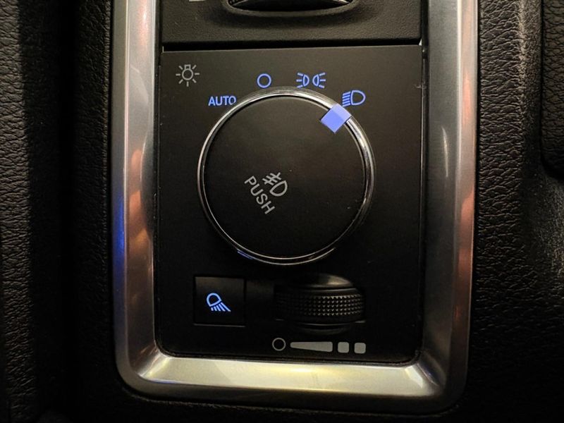Ram CLASSIC 5.7 V8 GASOLINA LARAMIE CD 4X4 AUTOMÁTICO 2023/2023 BETIOLO NOVOS E SEMINOVOS LAJEADO / Carros no Vale Ram CLASSIC 5.7 V8 GASOLINA LARAMIE CD 4X4 AUTOMÁTICO 2023/2023 BETIOLO NOVOS E SEMINOVOS LAJEADO / Carros no Vale
