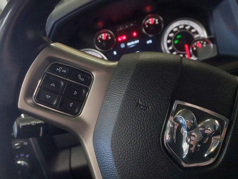 Ram CLASSIC 5.7 V8 GASOLINA LARAMIE CD 4X4 AUTOMÁTICO 2023/2023 BETIOLO NOVOS E SEMINOVOS LAJEADO / Carros no Vale Ram CLASSIC 5.7 V8 GASOLINA LARAMIE CD 4X4 AUTOMÁTICO 2023/2023 BETIOLO NOVOS E SEMINOVOS LAJEADO / Carros no Vale