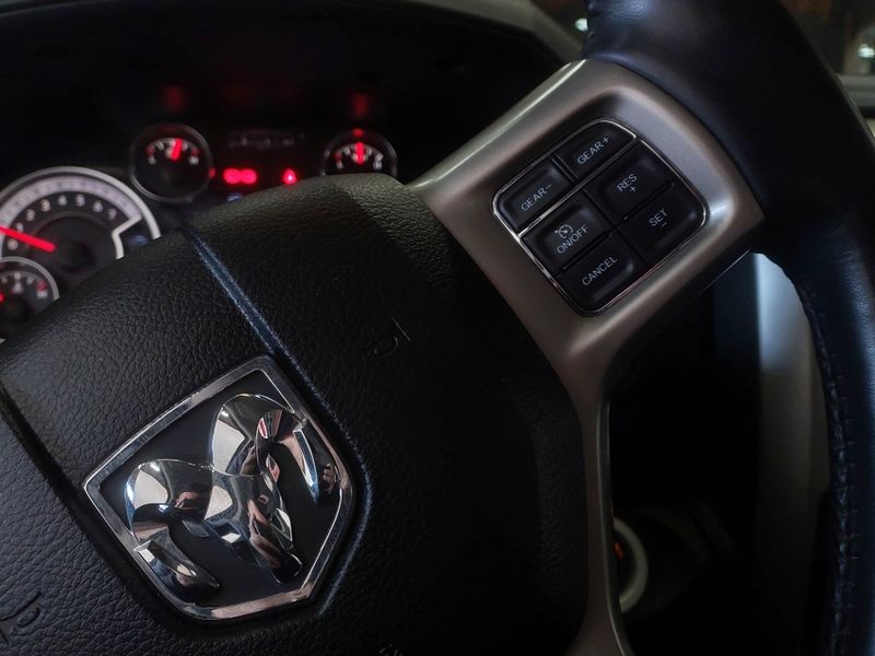 Ram CLASSIC 5.7 V8 GASOLINA LARAMIE CD 4X4 AUTOMÁTICO 2023/2023 BETIOLO NOVOS E SEMINOVOS LAJEADO / Carros no Vale Ram CLASSIC 5.7 V8 GASOLINA LARAMIE CD 4X4 AUTOMÁTICO 2023/2023 BETIOLO NOVOS E SEMINOVOS LAJEADO / Carros no Vale