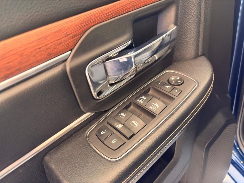 Ram CLASSIC 5.7 V8 GASOLINA LARAMIE CD 4X4 AUTOMÁTICO 2023/2023 BETIOLO NOVOS E SEMINOVOS LAJEADO / Carros no Vale Ram CLASSIC 5.7 V8 GASOLINA LARAMIE CD 4X4 AUTOMÁTICO 2023/2023 BETIOLO NOVOS E SEMINOVOS LAJEADO / Carros no Vale