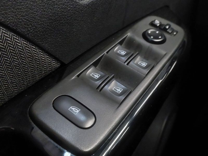 Renault CAPTUR 1.3 TCE FLEX INTENSE X-TRONIC 2022/2023 BETIOLO NOVOS E SEMINOVOS LAJEADO / Carros no Vale