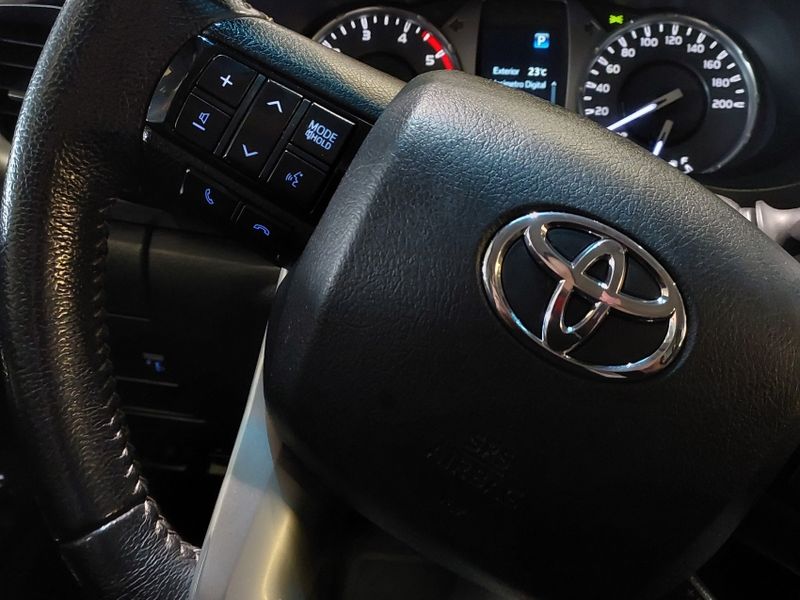 Toyota HILUX 2.8 D-4D TURBO DIESEL CD SRV 4X4 AUTOMÁTICO 2022/2022 BETIOLO NOVOS E SEMINOVOS LAJEADO / Carros no Vale Toyota HILUX 2.8 D-4D TURBO DIESEL CD SRV 4X4 AUTOMÁTICO 2022/2022 BETIOLO NOVOS E SEMINOVOS LAJEADO / Carros no Vale