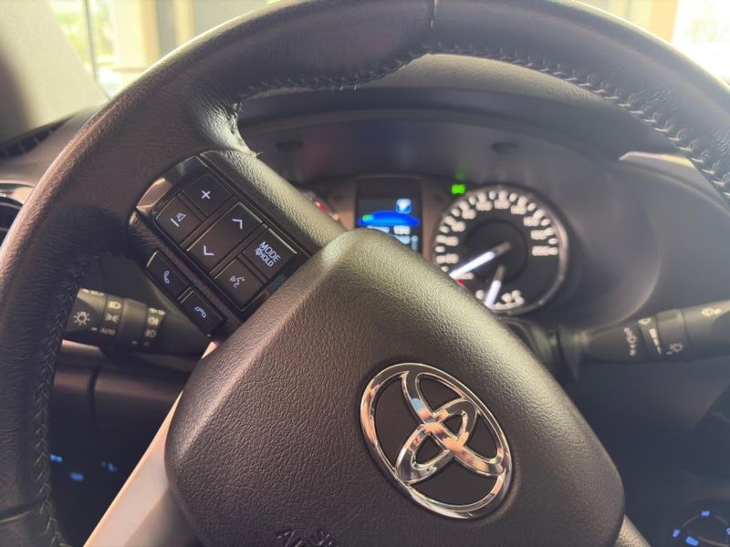 Toyota HILUX 2.8 D-4D TURBO DIESEL CD SRV 4X4 AUTOMÁTICO 2023/2024 BETIOLO NOVOS E SEMINOVOS LAJEADO / Carros no Vale Toyota HILUX 2.8 D-4D TURBO DIESEL CD SRV 4X4 AUTOMÁTICO 2023/2024 BETIOLO NOVOS E SEMINOVOS LAJEADO / Carros no Vale