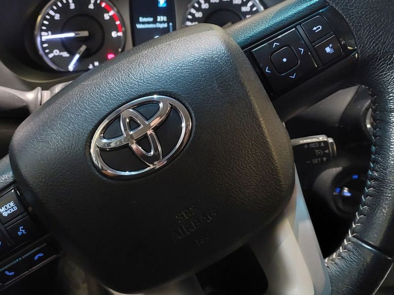 Toyota HILUX 2.8 D-4D TURBO DIESEL CD SRV 4X4 AUTOMÁTICO 2022/2022 BETIOLO NOVOS E SEMINOVOS LAJEADO / Carros no Vale Toyota HILUX 2.8 D-4D TURBO DIESEL CD SRV 4X4 AUTOMÁTICO 2022/2022 BETIOLO NOVOS E SEMINOVOS LAJEADO / Carros no Vale