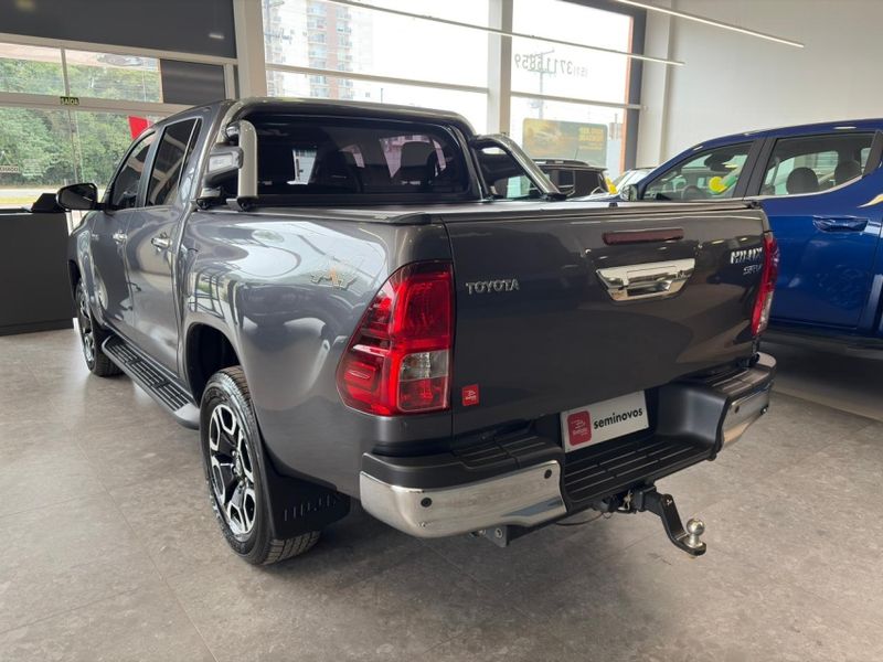 Toyota HILUX 2.8 D-4D TURBO DIESEL CD SRV 4X4 AUTOMÁTICO 2023/2024 BETIOLO NOVOS E SEMINOVOS LAJEADO / Carros no Vale Toyota HILUX 2.8 D-4D TURBO DIESEL CD SRV 4X4 AUTOMÁTICO 2023/2024 BETIOLO NOVOS E SEMINOVOS LAJEADO / Carros no Vale