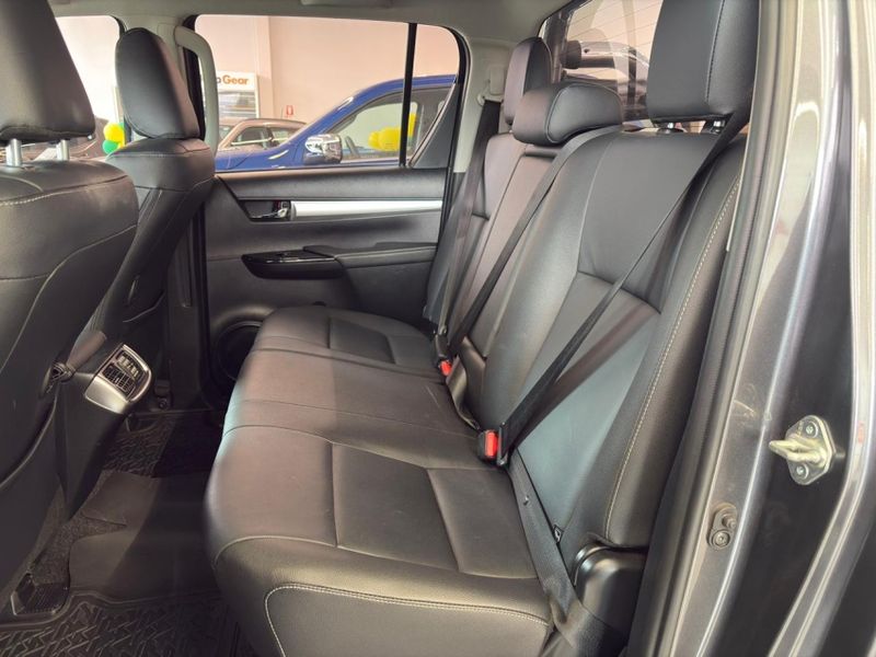 Toyota HILUX 2.8 D-4D TURBO DIESEL CD SRV 4X4 AUTOMÁTICO 2023/2024 BETIOLO NOVOS E SEMINOVOS LAJEADO / Carros no Vale Toyota HILUX 2.8 D-4D TURBO DIESEL CD SRV 4X4 AUTOMÁTICO 2023/2024 BETIOLO NOVOS E SEMINOVOS LAJEADO / Carros no Vale