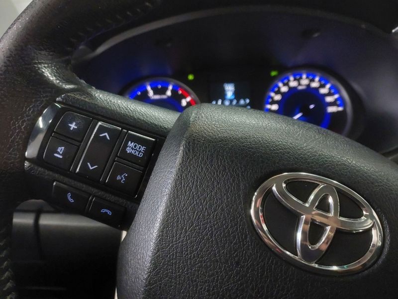 Toyota HILUX 2.8 SRX 4X4 CD 16V DIESEL 4P AUTOMÁTICO 2016/2016 BETIOLO NOVOS E SEMINOVOS LAJEADO / Carros no Vale