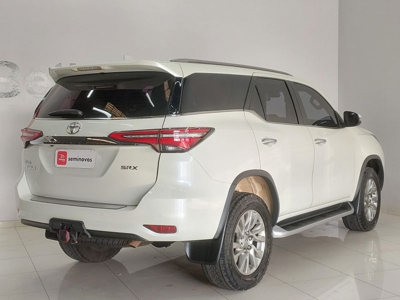 Toyota HILUX SW4 2.8 D-4D TURBO DIESEL SRX 7L 4X4 AUTOMÁTICO 2022/2022 BETIOLO NOVOS E SEMINOVOS LAJEADO / Carros no Vale Toyota HILUX SW4 2.8 D-4D TURBO DIESEL SRX 7L 4X4 AUTOMÁTICO 2022/2022 BETIOLO NOVOS E SEMINOVOS LAJEADO / Carros no Vale
