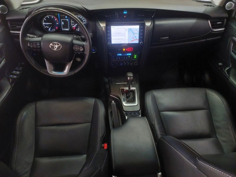 Toyota HILUX SW4 2.8 D-4D TURBO DIESEL SRX 7L 4X4 AUTOMÁTICO 2022/2022 BETIOLO NOVOS E SEMINOVOS LAJEADO / Carros no Vale Toyota HILUX SW4 2.8 D-4D TURBO DIESEL SRX 7L 4X4 AUTOMÁTICO 2022/2022 BETIOLO NOVOS E SEMINOVOS LAJEADO / Carros no Vale