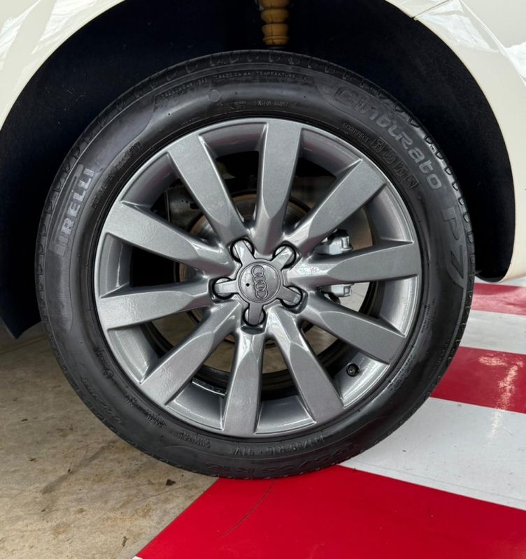 Audi A1 1.4 TFSI ATTRACTION 16V 122CV GASOLINA 2P AUTOMÁTICO 2011/2011 CASTELLAN E TOMAZONI MOTORS CAXIAS DO SUL / Carros no Vale