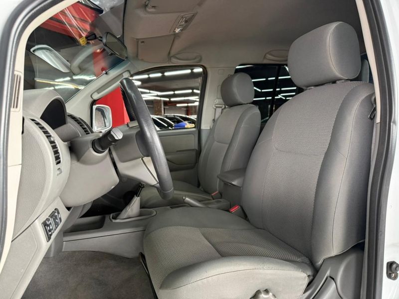 Nissan FRONTIER 2.5 XE 4X4 CD TURBO ELETRONIC DIESEL 4P MANUAL 2010/2010 CASTELLAN E TOMAZONI MOTORS CAXIAS DO SUL / Carros no Vale