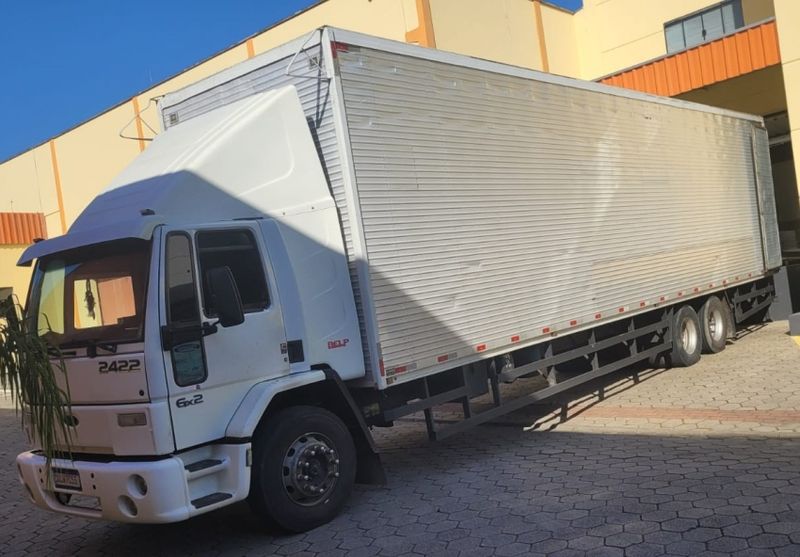 Ford CARGO 2422 3-Eixos Baú 2004/2004 CAMINHÕES & CAMIONETAS PASSO FUNDO / Carros no Vale Ford CARGO 2422 3-Eixos Baú 2004/2004 CAMINHÕES & CAMIONETAS PASSO FUNDO / Carros no Vale