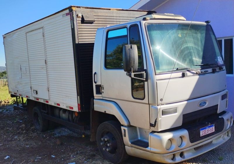 Ford Cargo 712 E Turbo Baú 2011/2012 CAMINHÕES & CAMIONETAS PASSO FUNDO / Carros no Vale