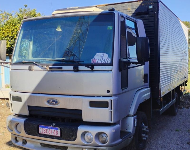 Ford Cargo 712 E Turbo Baú 2011/2012 CAMINHÕES & CAMIONETAS PASSO FUNDO / Carros no Vale