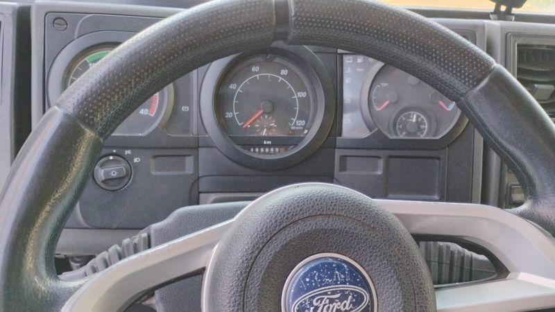 Ford Cargo 712 E Turbo Baú 2011/2012 CAMINHÕES & CAMIONETAS PASSO FUNDO / Carros no Vale