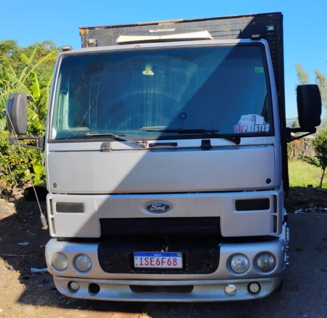 Ford Cargo 712 E Turbo Baú 2011/2012 CAMINHÕES & CAMIONETAS PASSO FUNDO / Carros no Vale