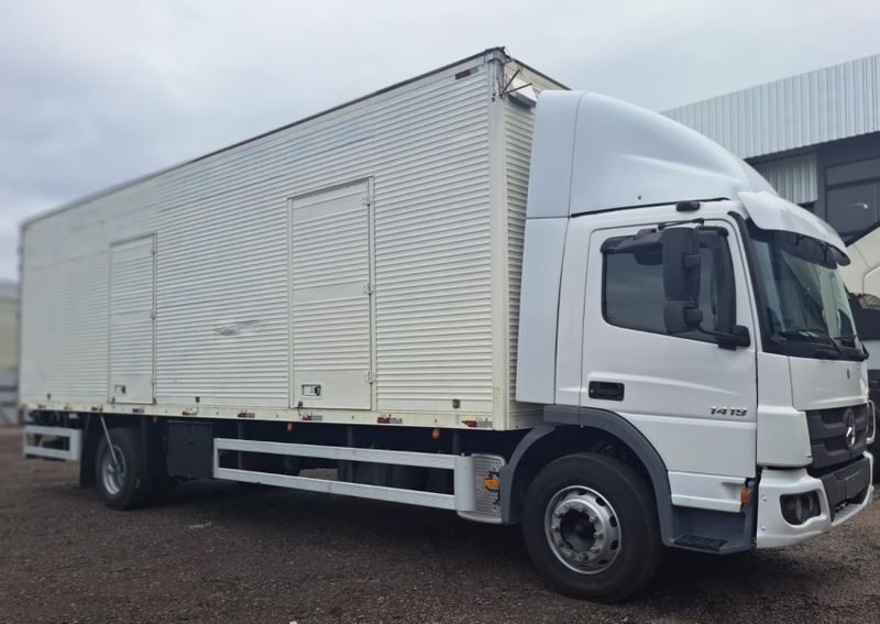 Mercedes-Benz Atego 1419 2p Baú 9 Met 2013/2013 CAMINHÕES & CAMIONETAS PASSO FUNDO / Carros no Vale Mercedes-Benz Atego 1419 2p Baú 9 Met 2013/2013 CAMINHÕES & CAMIONETAS PASSO FUNDO / Carros no Vale