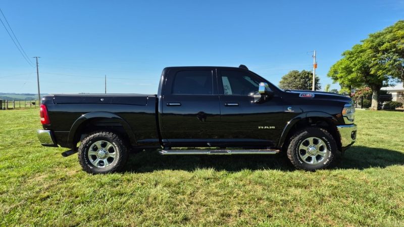 Ram 2500 6.7 I6 TURBO DIESEL LARAMIE CD 4X4 AUTOMÁTICO 2020/2020 CAMINHÕES & CAMIONETAS PASSO FUNDO / Carros no Vale Ram 2500 6.7 I6 TURBO DIESEL LARAMIE CD 4X4 AUTOMÁTICO 2020/2020 CAMINHÕES & CAMIONETAS PASSO FUNDO / Carros no Vale