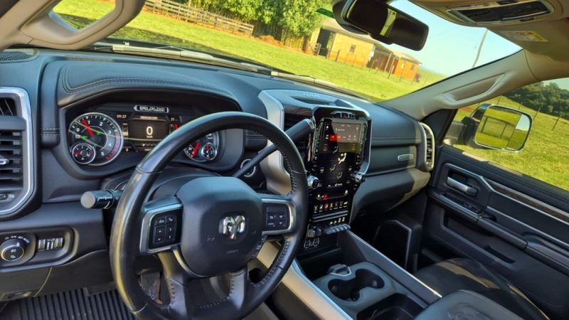 Ram 2500 6.7 I6 TURBO DIESEL LARAMIE CD 4X4 AUTOMÁTICO 2020/2020 CAMINHÕES & CAMIONETAS PASSO FUNDO / Carros no Vale Ram 2500 6.7 I6 TURBO DIESEL LARAMIE CD 4X4 AUTOMÁTICO 2020/2020 CAMINHÕES & CAMIONETAS PASSO FUNDO / Carros no Vale