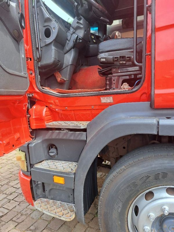 Scania G 360 R-124 GA 360 6×2 NZ + Guerra 04 2004/2004 CAMINHÕES & CAMIONETAS PASSO FUNDO / Carros no Vale Scania G 360 R-124 GA 360 6×2 NZ + Guerra 04 2004/2004 CAMINHÕES & CAMIONETAS PASSO FUNDO / Carros no Vale