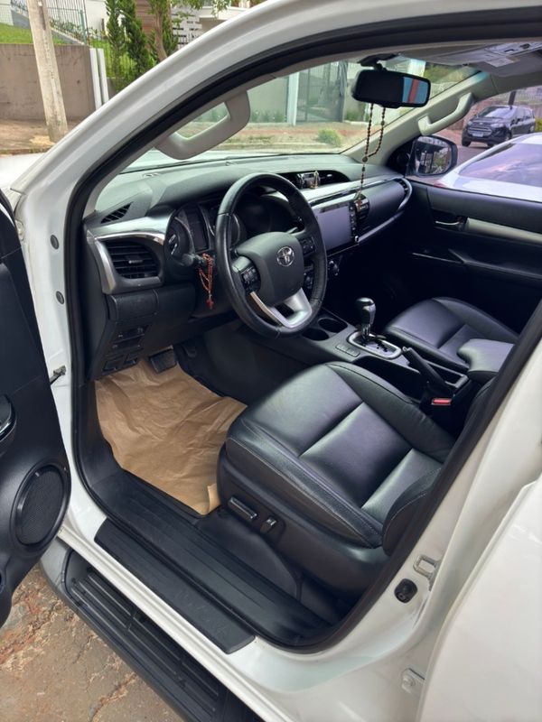 Toyota HILUX 2.8 D-4D TURBO DIESEL CD SRV 4X4 AUTOMÁTICO 2022/2022 CAMINHÕES & CAMIONETAS PASSO FUNDO / Carros no Vale Toyota HILUX 2.8 D-4D TURBO DIESEL CD SRV 4X4 AUTOMÁTICO 2022/2022 CAMINHÕES & CAMIONETAS PASSO FUNDO / Carros no Vale