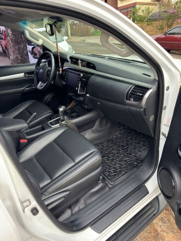 Toyota HILUX 2.8 D-4D TURBO DIESEL CD SRV 4X4 AUTOMÁTICO 2022/2022 CAMINHÕES & CAMIONETAS PASSO FUNDO / Carros no Vale Toyota HILUX 2.8 D-4D TURBO DIESEL CD SRV 4X4 AUTOMÁTICO 2022/2022 CAMINHÕES & CAMIONETAS PASSO FUNDO / Carros no Vale