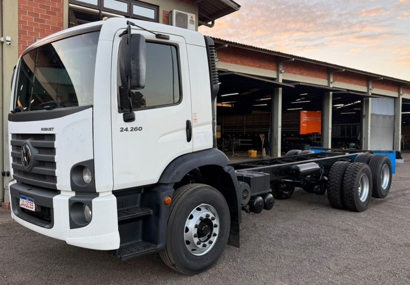 Volkswagen 24260 24-260 E Constel 6×2 2p Chassi 2020/2021 CAMINHÕES & CAMIONETAS PASSO FUNDO / Carros no Vale