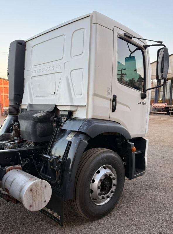 Volkswagen 24260 24-260 E Constel 6×2 2p Chassi 2020/2021 CAMINHÕES & CAMIONETAS PASSO FUNDO / Carros no Vale
