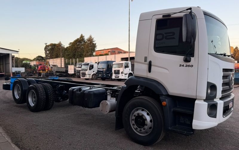 Volkswagen 24260 24-260 E Constel 6×2 2p Chassi 2020/2021 CAMINHÕES & CAMIONETAS PASSO FUNDO / Carros no Vale