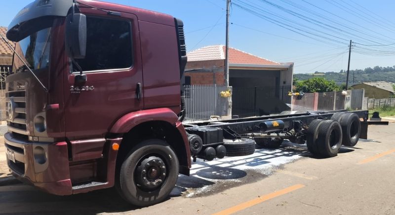 Volkswagen 24280 24-280 E Constel 6×2 2p (E5) Chassi 2020/2021 CAMINHÕES & CAMIONETAS PASSO FUNDO / Carros no Vale