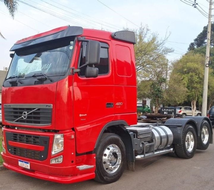 Volvo FH 420 FH-420 6×2 (E5) 2013/2013 CAMINHÕES & CAMIONETAS PASSO FUNDO / Carros no Vale