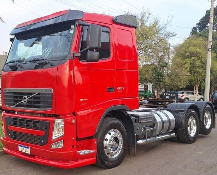 Volvo FH 420 FH-420 6×2 (E5) 2013/2013 CAMINHÕES & CAMIONETAS PASSO FUNDO / Carros no Vale
