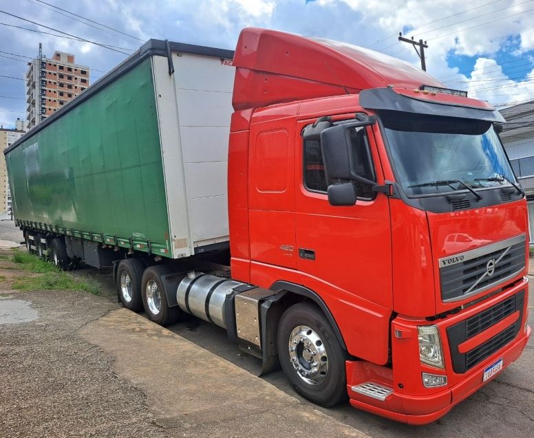 Volvo FH 420 FH-420 6×2 (E5) 2013/2013 CAMINHÕES & CAMIONETAS PASSO FUNDO / Carros no Vale